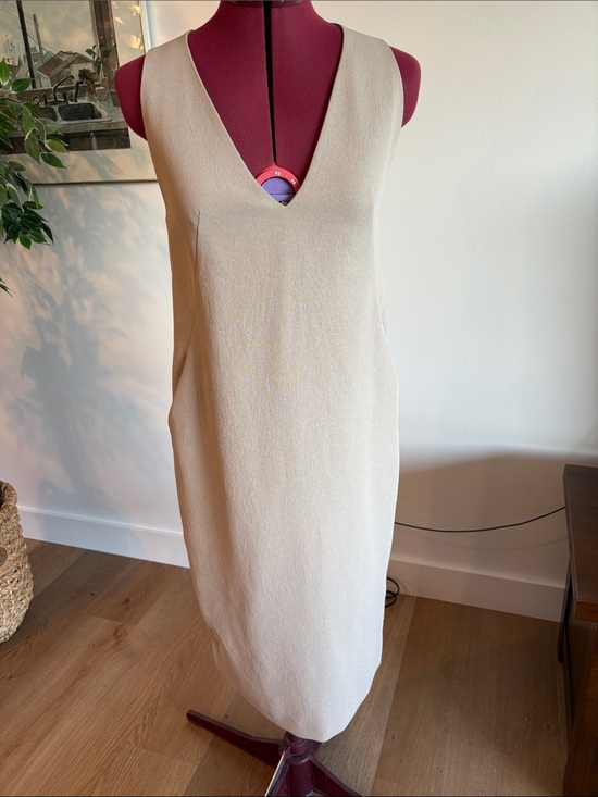 Babaton Dresses & Skirts - Babaton Cream V-Neck Sleeveless Shift Dress